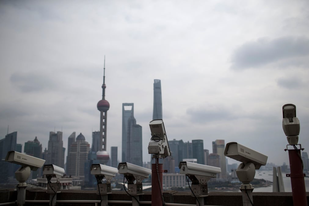 Des cameras de securite sont photographiees sur un batiment du bund, en face du quartier financier de pudong a shanghai