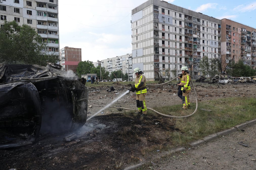 Photo d'archives: des pompiers sur le site d'une attaque militaire russe dans la ville de pervomaiskyi, dans la region de kharkiv, en ukraine