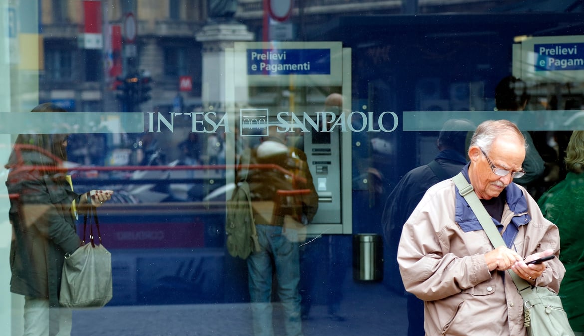 Les guichets automatiques bancaires d'intesa sanpaolo a milan, en italie