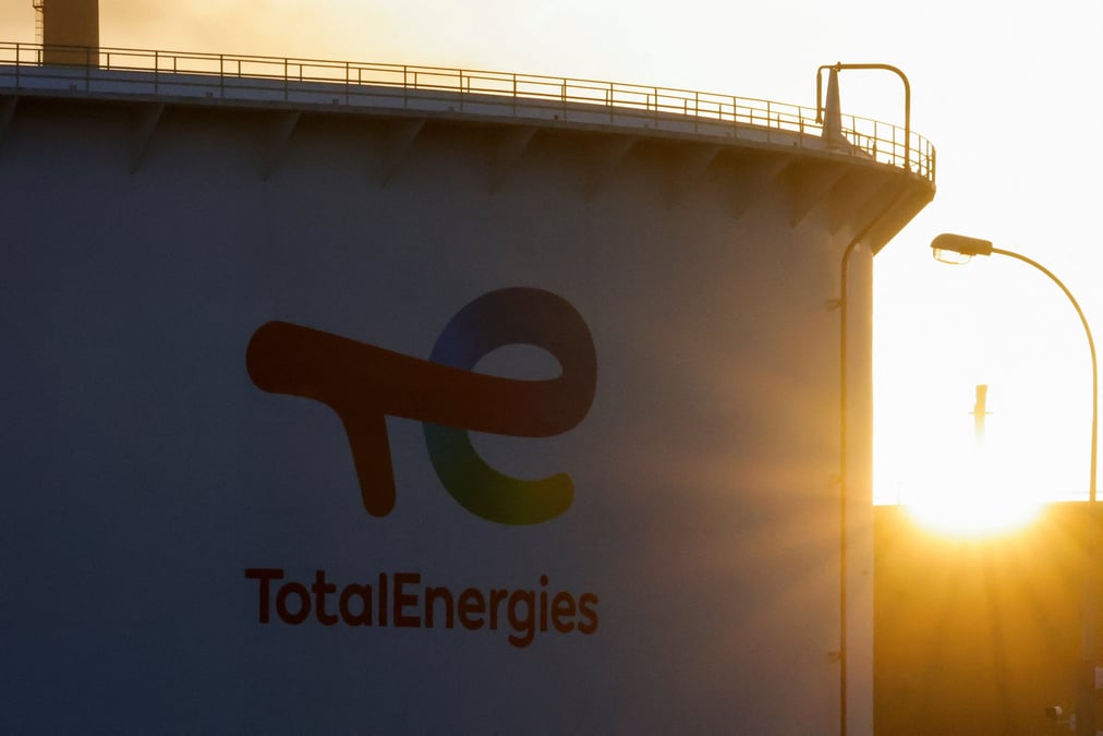 La semaine dernière déjà, Emmanuel Macron s'était déjà déclaré « pas du tout ravi » à l'idée d'une cotation de TotalEnergies hors de France.