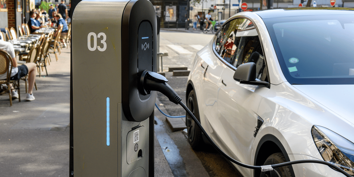 1 kWh en recharge à domicile coûte actuellement 0,370 euros contre 0,542 euros en recharge rapide. (photo d'illustration)