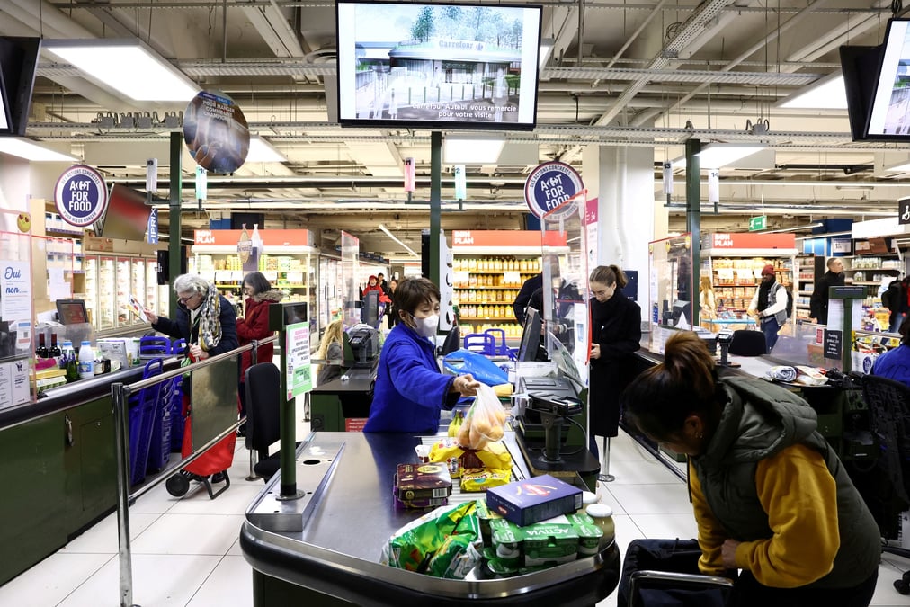 Photo d'archives: une caissiere scanne des produits a la caisse d'un hypermarche carrefour a paris