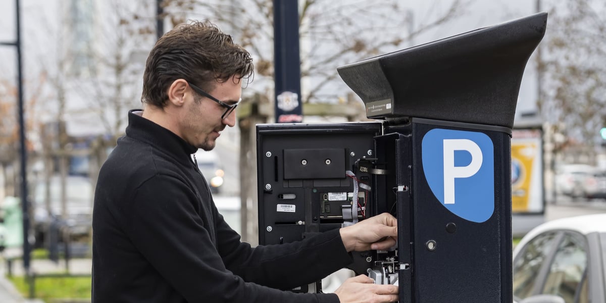 Un technicien répare un parcmètre. (Photo d'illustration)