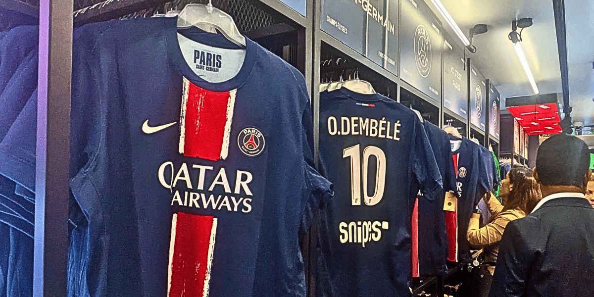 À l’approche de la finale de la Ligue des champions, touristes et supporters raflent les produits PSG.