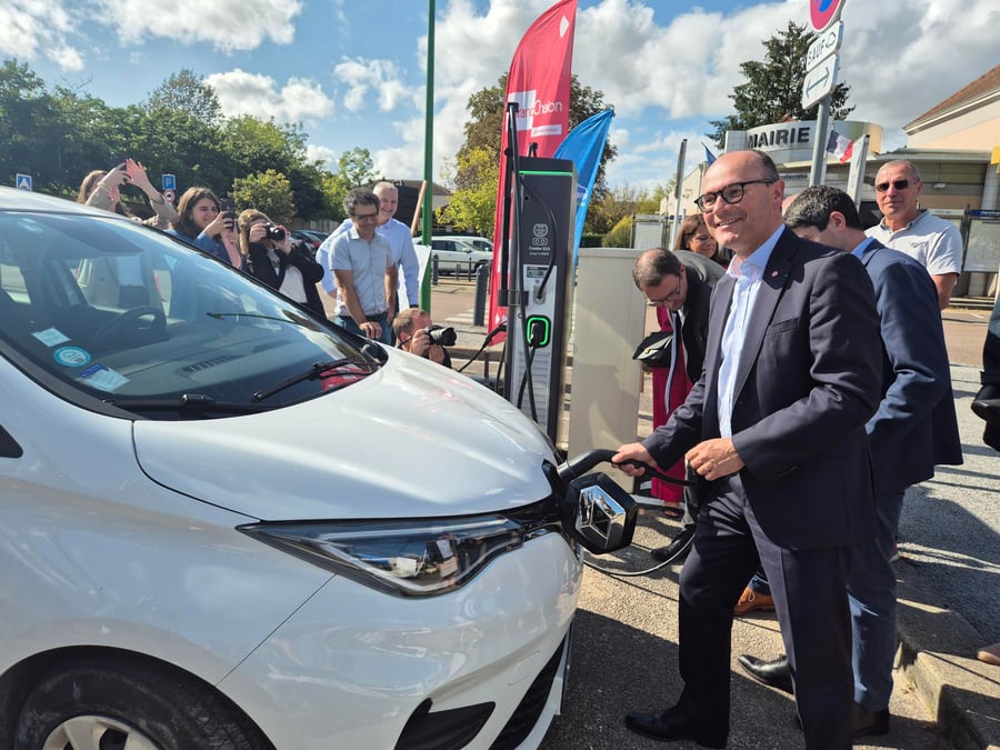 À droite : Sébastien Martin, président du Grand Chalon, inaugurait la première station du futur réseau public de bornes de recharge électriques ce jeudi 11 septembre, à Champforgeuil (Saône-et-Loire).