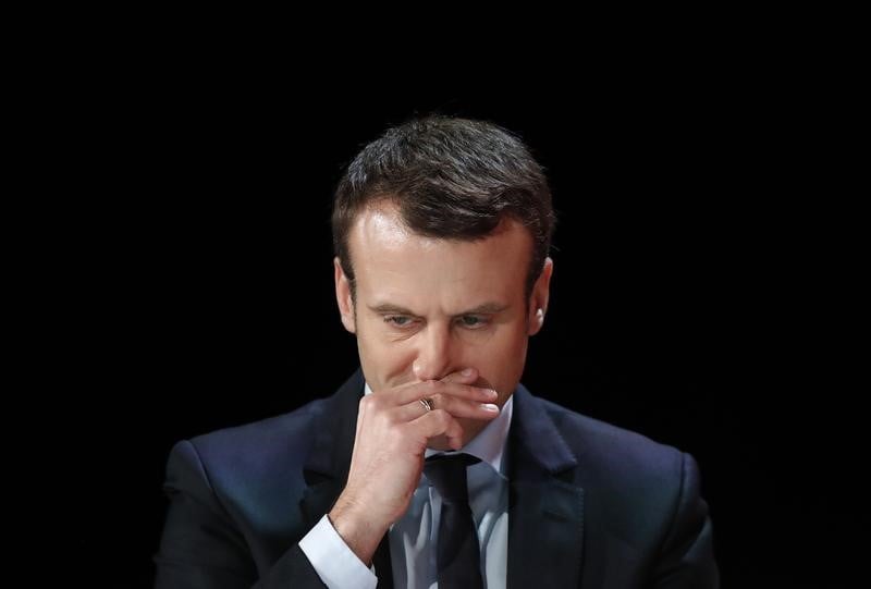 Macron refuse de participer a l'"hallali" contre fillon