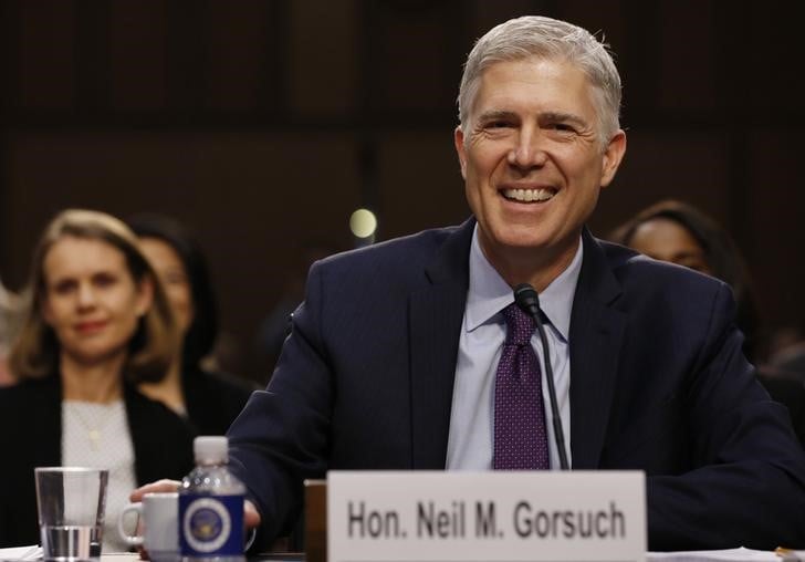 Cour supreme: le juge gorsuch donne des gages d'independance