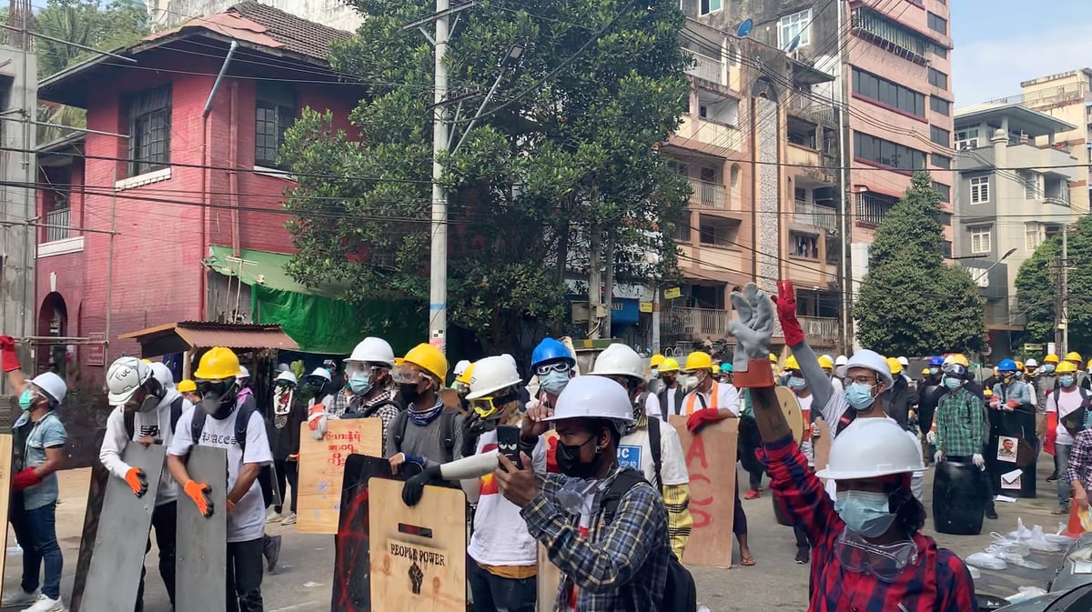 Deux manifestants tues en birmanie, selon un temoin et des medias