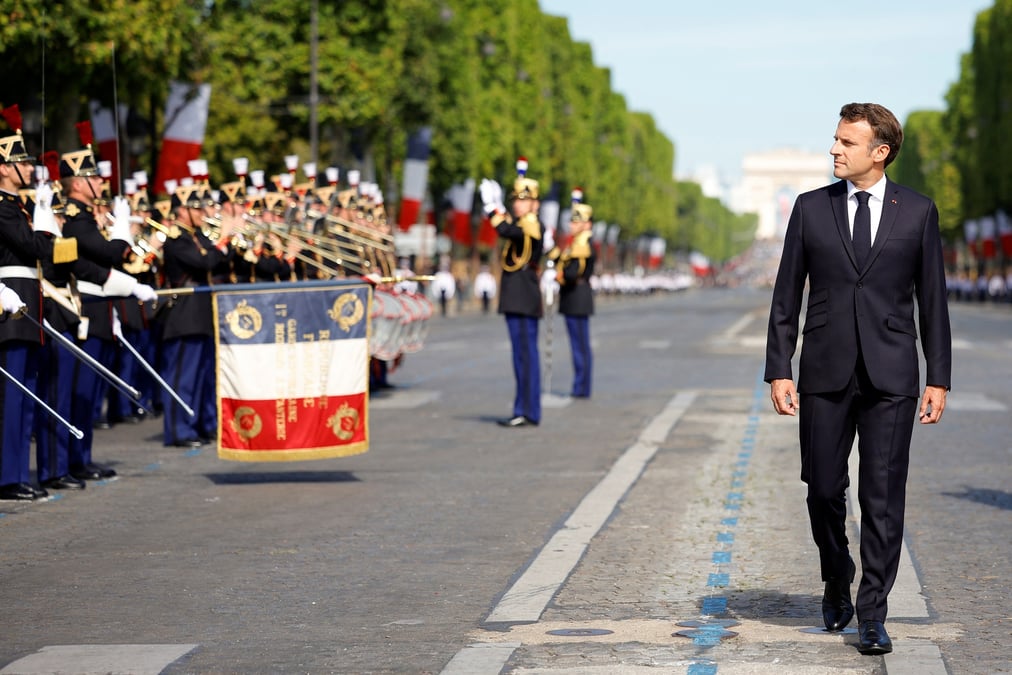 Emmanuel macron donne le coup d'envoi du traditionnel defile du 14-juillet