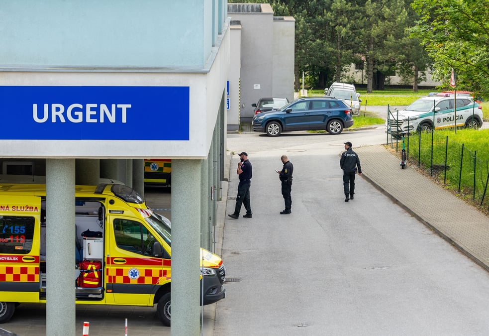 L'hopital universitaire f d roosevelt, ou le premier ministre slovaque robert fico est hospitalise
