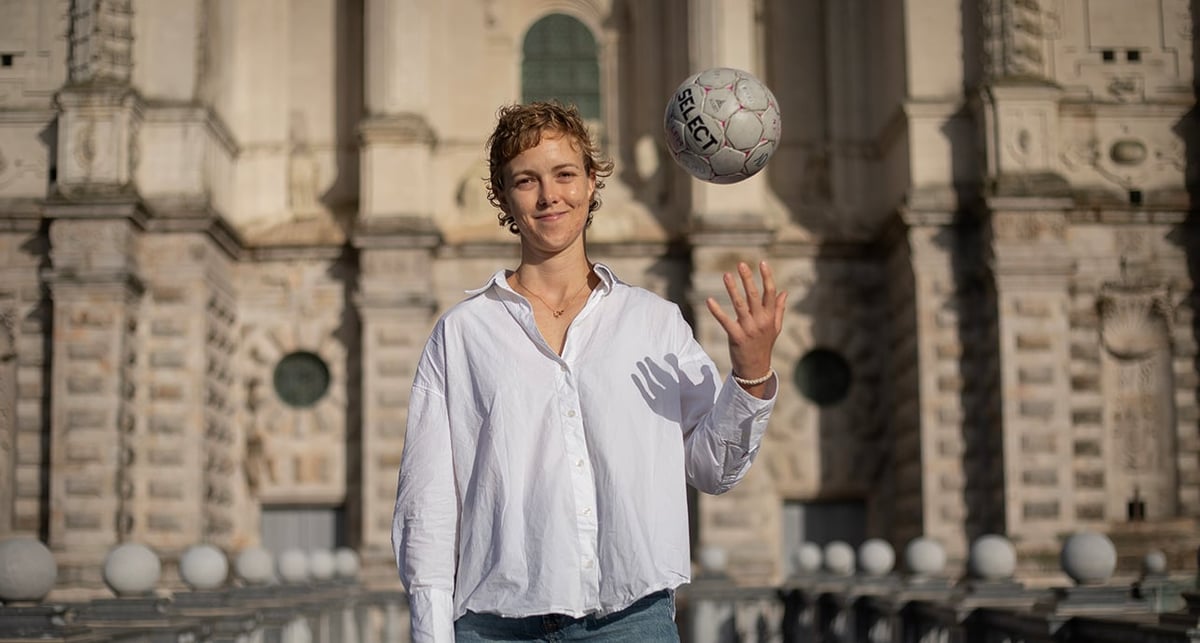 Accompagnée dans sa guérison et dans sa reconstruction, la championne de handball Julie Le Blevec a vaincu une tumeur rare de l’ovaire.
