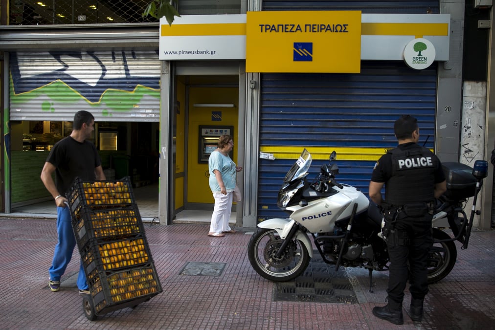 Les grecs se reveillent incredules