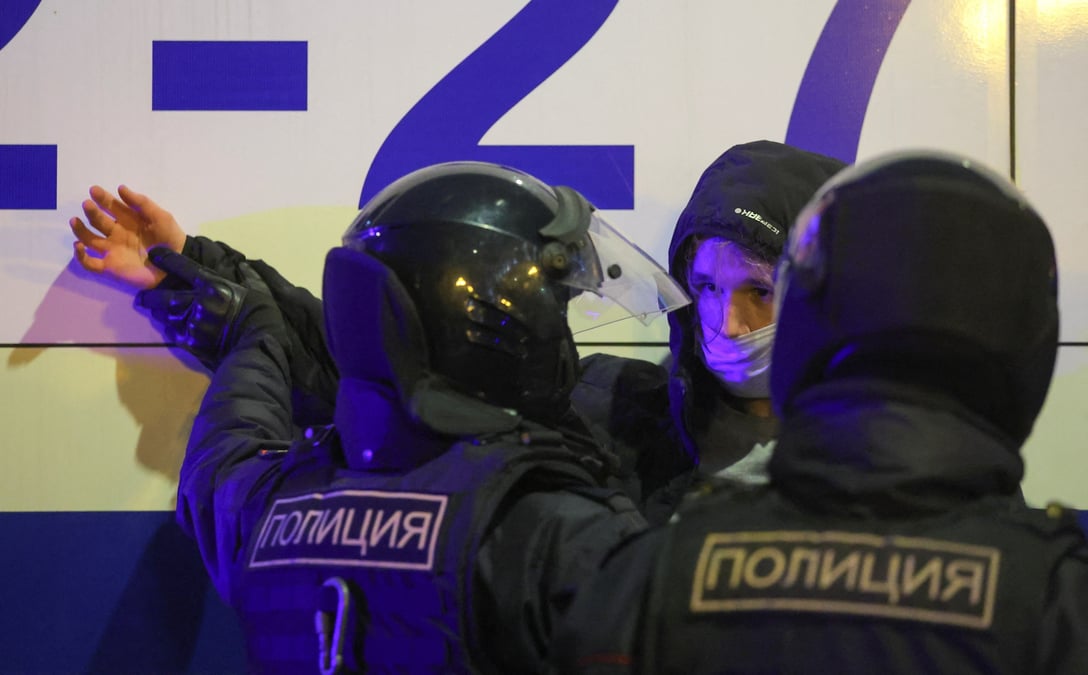 Les forces de l'ordre russes arretent une personne a moscou