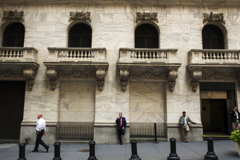 Des traders devant la bourse de new york
