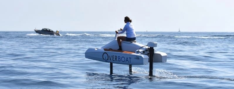 L'Overboat, premier catamaran électrique à foil une place, a été conçu entièrement en interne chez Neocean, entreprise sétoise dont la liquidation judiciaire a été prononcée en mars 2024 par le tribunal de commerce de Montpellier.