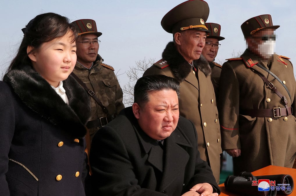 Le dirigeant nord-coreen kim jong un assiste a un exercice de tir de missiles