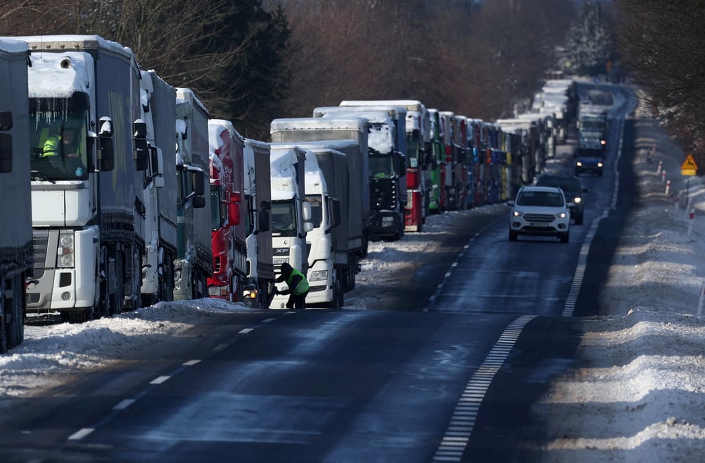 Photo d'archives: des camions font la queue pour traverser la frontiere polono-ukrainienne
