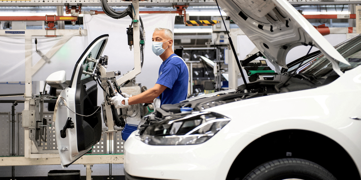 Un ouvrier sur la chaine de montage de volkswagen a wolfsburg