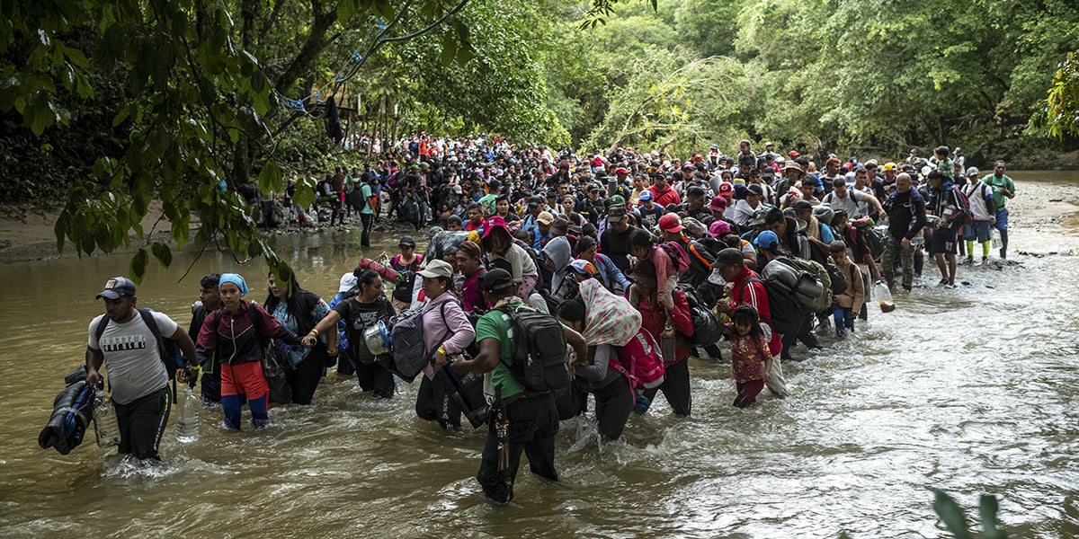 Vénézueliens, Colombiens ou Équatoriens traversent la jungle du Darién, accompagnés par des guides, le 2 août 2023.