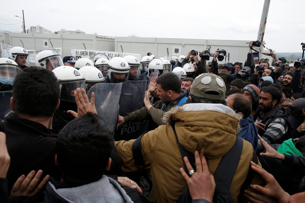 Manifestation de migrants a la frontiere greco-macedonienne