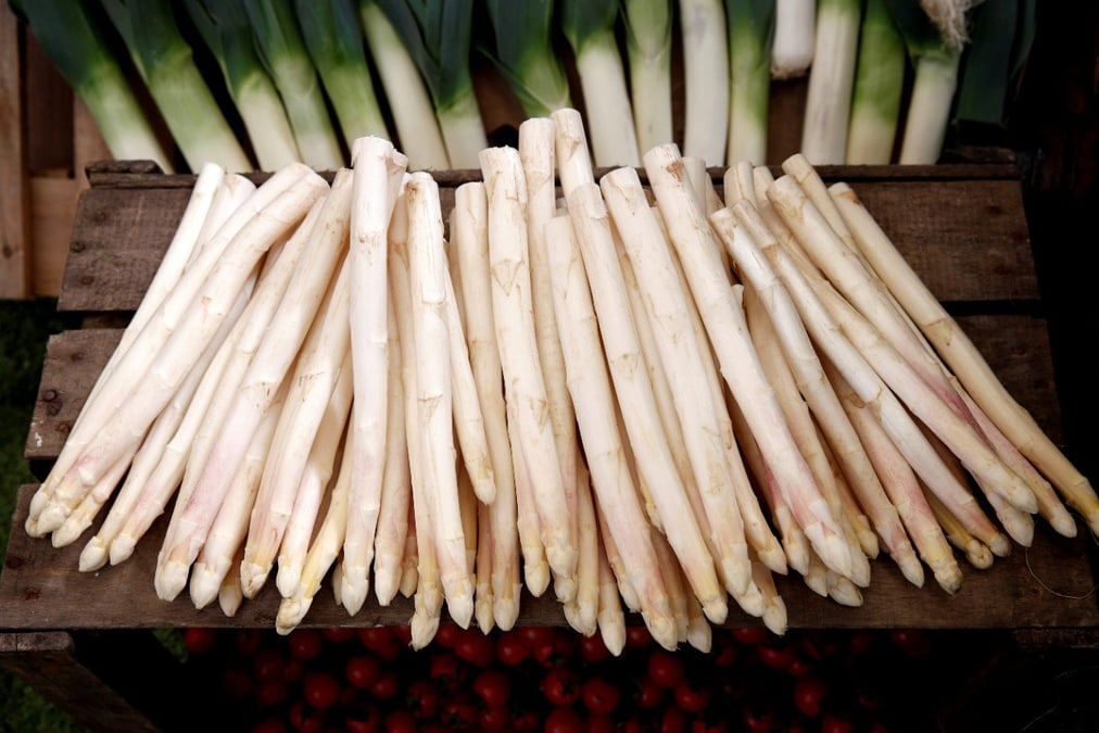 Certaines filières ont été soudainement confrontées à un effondrement de leurs principaux marchés. C'est le cas des producteurs d'asperges, pénalisés par la fermeture des restaurants, ainsi que par la préférence -manifestée par les Français lors de la première semaine de confinement- pour des produits moins haut de gamme ou qui se conservent longtemps.
