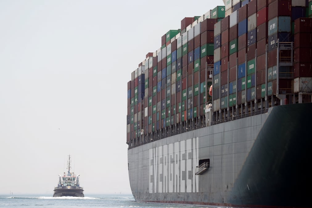 Canal de suez: l'ever given leve l'ancre apres avoir ete bloque en egypte