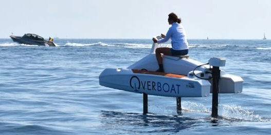 Les technologies embarquées sur l'Overboat de Neocean, un catamaran électrique à foil autorégulé, individuel et léger, qui file jusqu'à 15 nœuds (28 km/h) sans faire de bruit et ni d'émissions polluantes dans l'eau, pourraient vivement intéresser le secteur de la défense.
