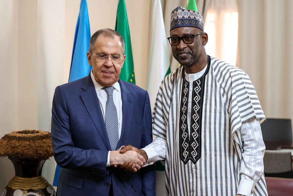 Le ministre russe des affaires etrangeres, sergei lavrov, serre la main de son homologue malien, abdoulaye diop