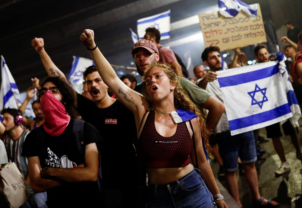 Une manifestation contre un projet de loi qui limite les pouvoirs de la cour supreme d'annuler certaines decisions du gouvernement, a tel aviv