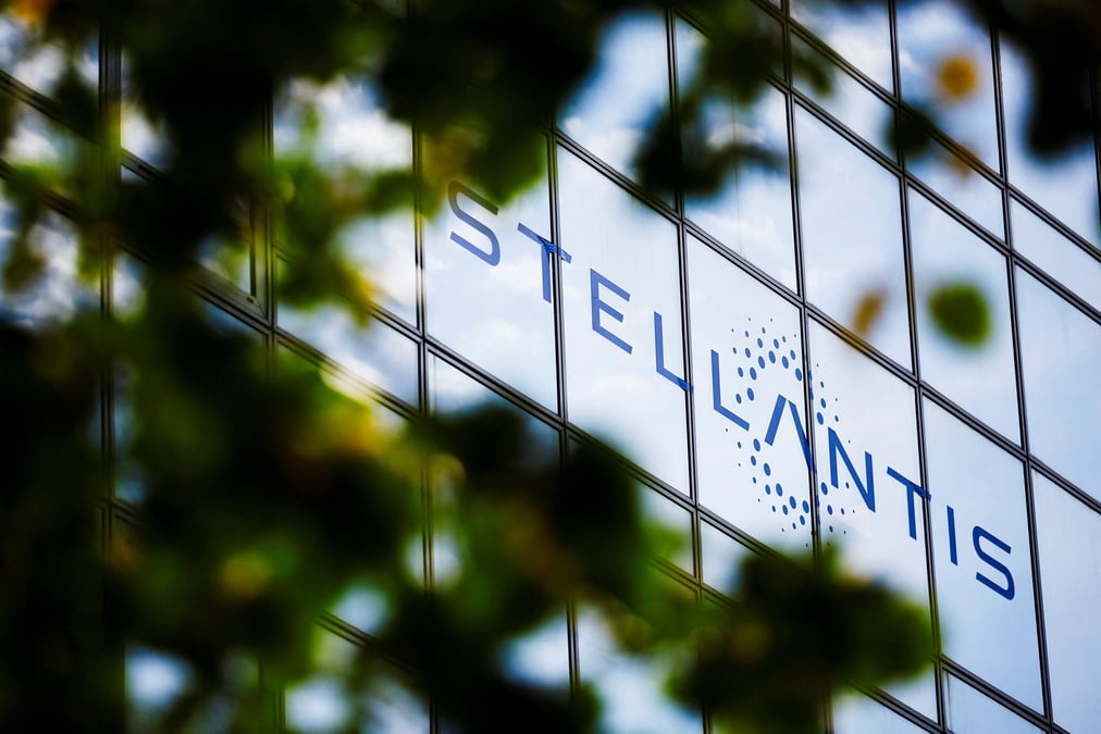 Le logo de stellantis sur un batiment de l'entreprise