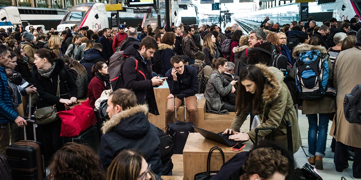 À l'approche de Noël, le gouvernement redoute des remous dans le secteur des transports, de l'agriculture et de la fonction publique.