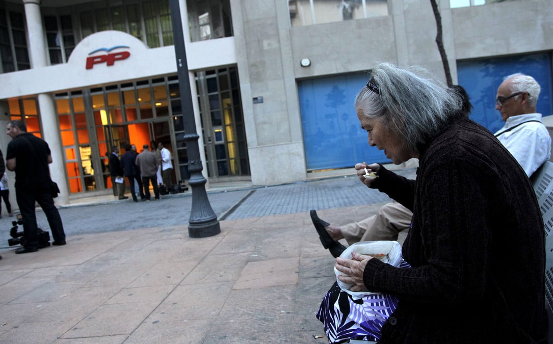 Espagne, pauvreté, précarité, minimas sociaux, Vieille femme mangeant une soupe en Espagne (seuil pauvreté)