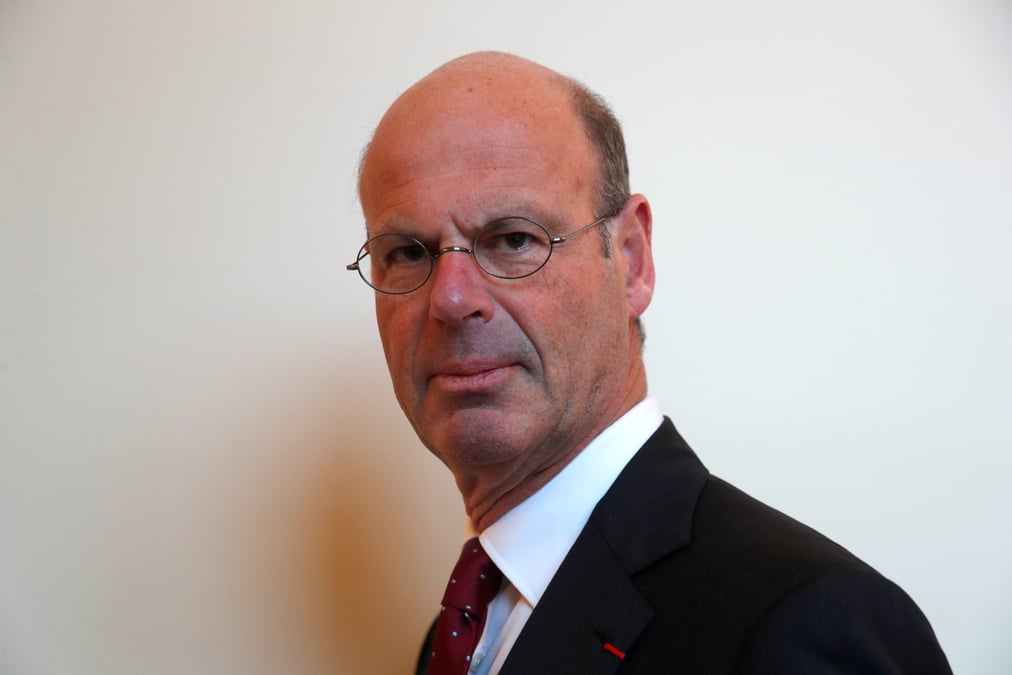 Eric lombard veut passer en revue les participations de la cdc