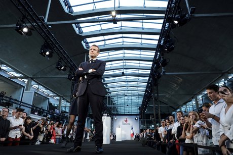 Emmanuel Macron en 2017 à Station F, le campus de start-up de Xavier Niel qui accueille mardi 11 février le Business Day du Sommet pour l'action sur l'IA.