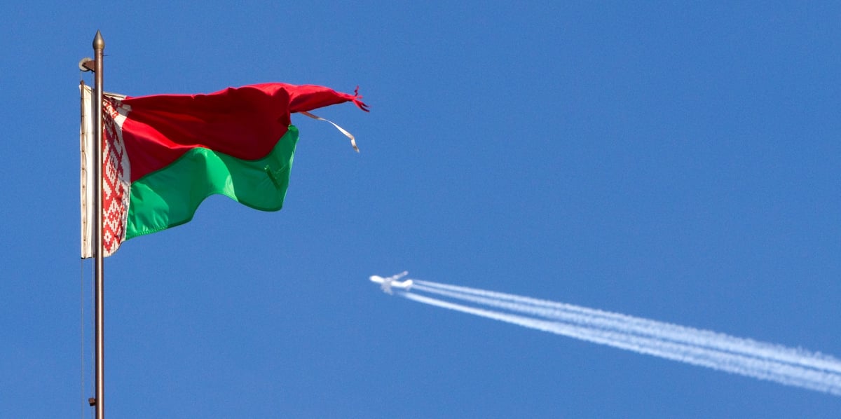 Un avion vole dans le ciel de minsk