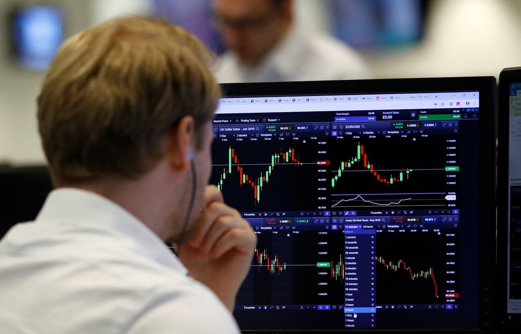 Un trader travaille chez cmc markets, a londres