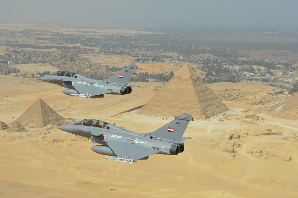 L'armée de l'air égyptienne est la seconde au monde, après l'armée de l'air française, à avoir commandé autant de Rafale (soit 55 au total, dont un a été perdu à la suite d'un crash : 24 en 2015, 31 en 2021)
