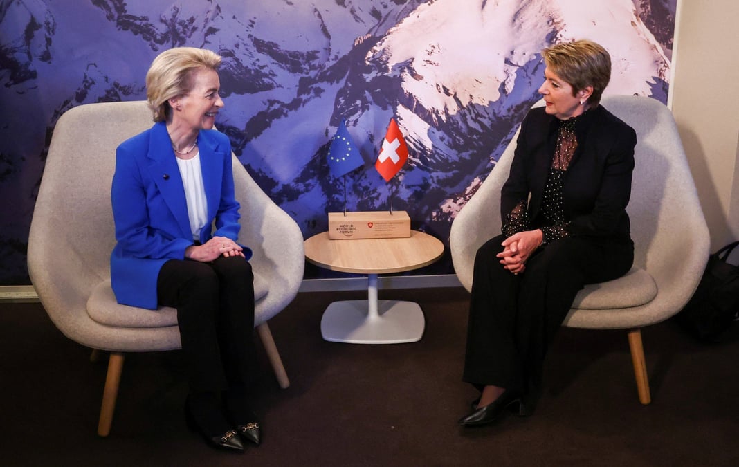 La présidente de la Commission européenne, Ursula von der Leyen, et la présidente de la confédération suisse, Karin Keller-Sutter, au Forum économique mondial à Davos le 21 janvier 2025