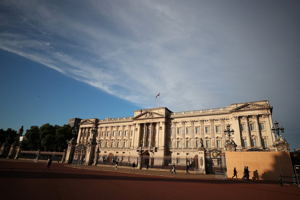 Arretee aux portes du palais de la reine a buckingham a londres