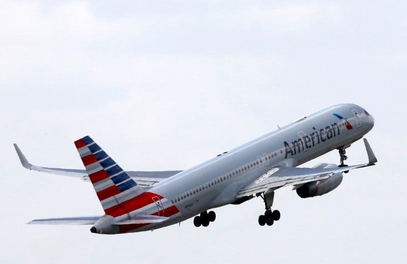 NON___INTERDIT American airlines: baisse du benefice au quatrieme trimestre, l'action recule