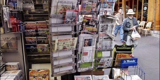 Kiosque à journaux à Paris