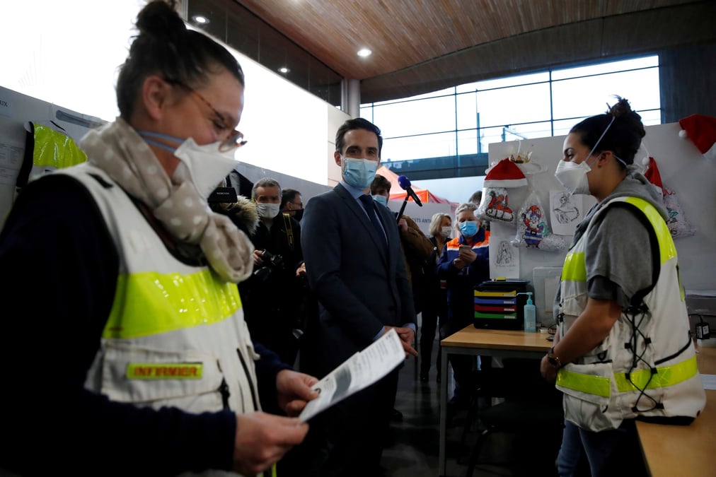 France: le trafic aerien divise par deux en une semaine, dit djebbari