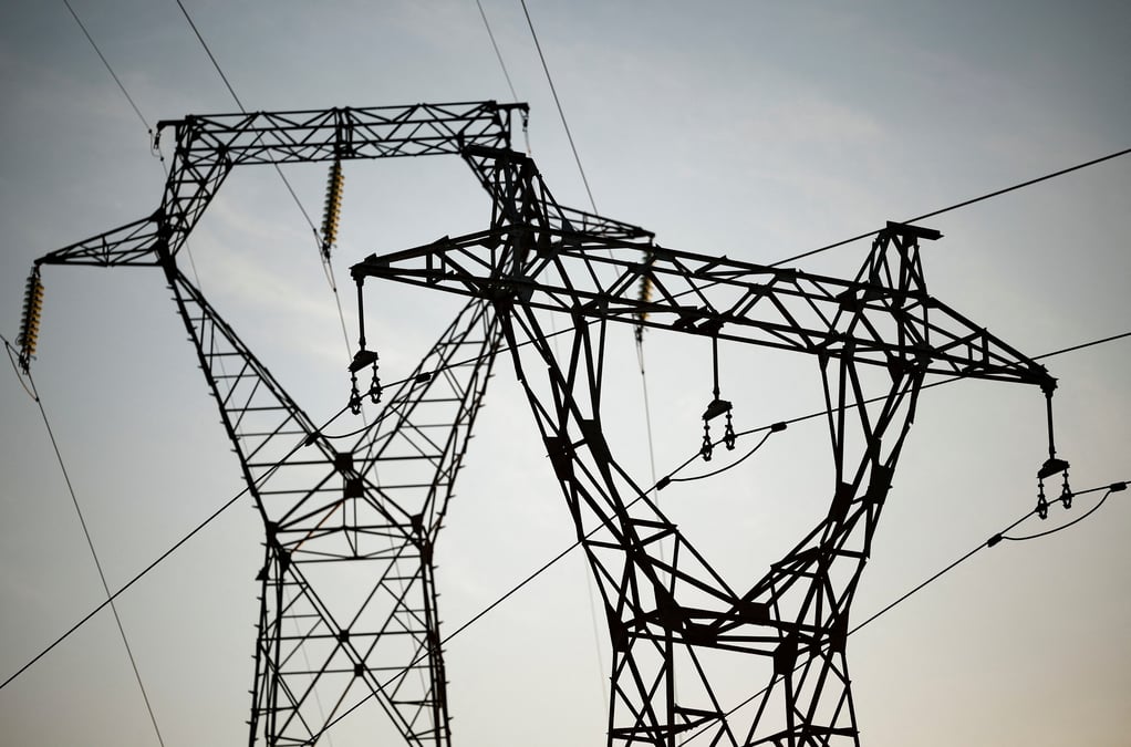 Lignes electriques a haute tension a vertou, pres de nantes