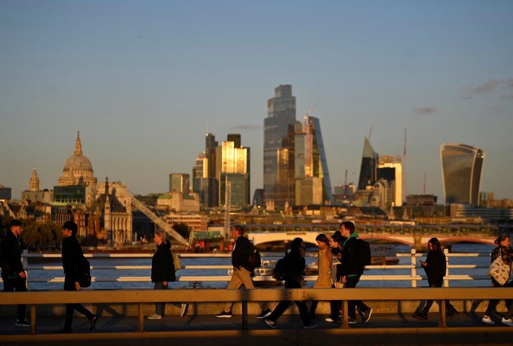 Le pont waterloo a l'heure de pointe, avec les gratte-ciel de la city de londres derriere