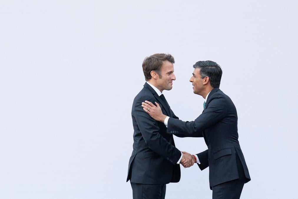 Le president francais, emmanuel macron, serre la main du premier ministre britannique, rishi sunak lors du sommet de la cop27