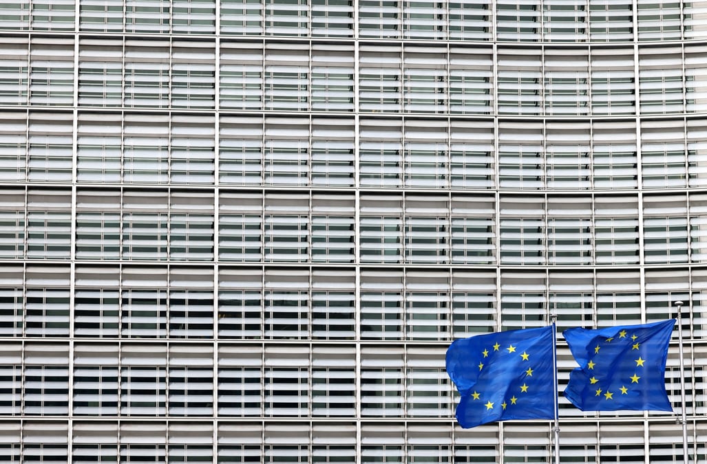 Des drapeaux europeens flottent devant le siege de la commission europeenne a bruxelles