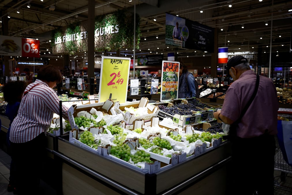 Des clients font leurs courses au rayon fruits et legumes d'un supermarche carrefour a montesson