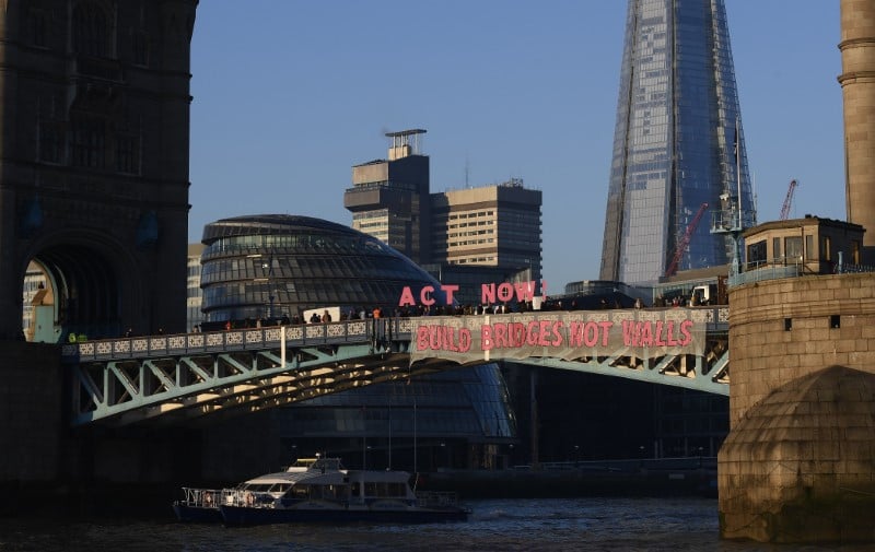 Une banderole anti-trump sur le tower bridge a londres