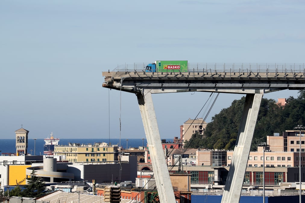La societe concessionnaire du pont de genes se defend