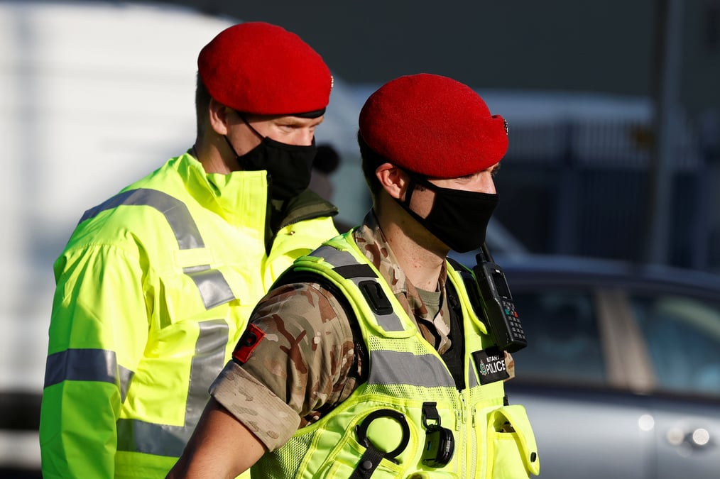 Trois arrestations apres l'explosion meurtriere d'une voiture a liverpool